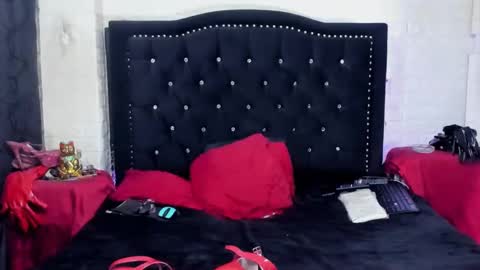 natashaburgos online show from March 8, 2025, 9:40 pm