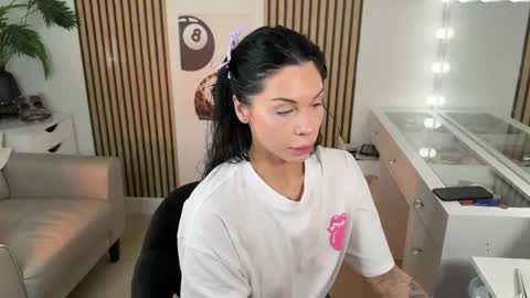 NATTY FIERROS online show from November 6, 2025, 9:54 am