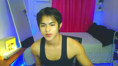 Snapshot of naughtyboylouie chatting on November 17, 2025, 5:19 pm Loue online show from November 17, 2025, 5:19 pm