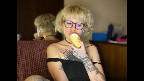 NaughtyLayla666 online show from June 1, 2026, 11:17 pm