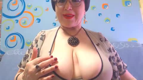 Snapshot of naughtymomxxx chatting on January 11, 2025, 5:20 am OldKinkyMILF online show from January 11, 2025, 5:20 am