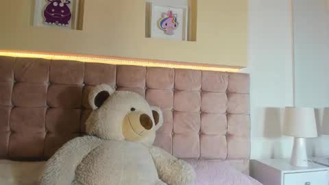 NAYA VELVET online show from November 21, 2025, 9:35 pm