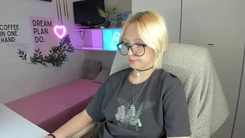 Snapshot of neko_sora chatting on May 18, 2026, 8:36 pm Kate online show from May 18, 2026, 8:36 pm