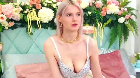 Snapshot of nellloyns chatting on October 20, 2025, 5:35 pm Nelly online show from October 20, 2025, 5:35 pm