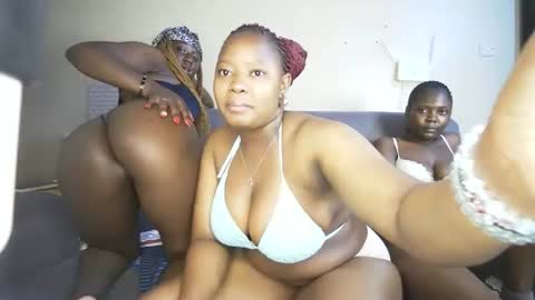 Snapshot of nellyeluxe chatting on April 13, 2026, 10:37 pm nellyeluxe online show from April 13, 2026, 10:37 pm