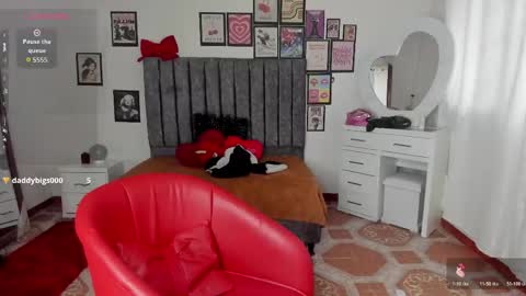 nenitaa_ online show from May 18, 2026, 11:27 am
