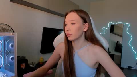 Snapshot of neyrmina chatting on May 18, 2026, 7:14 am Mina online show from May 18, 2026, 7:14 am
