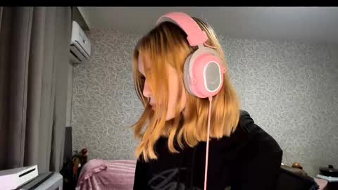 Snapshot of ngocjanus chatting on November 25, 2025, 1:22 pm Eva Arts online show from November 25, 2025, 1:22 pm