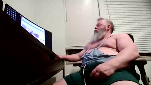 nhmuscledaddy online show from December 4, 2025, 3:27 am