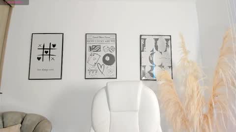 Nia online show from November 18, 2025, 12:53 pm