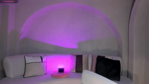 Snapshot of niaholland chatting on October 24, 2025, 7:54 pm SQUIRTER DOLL online show from October 24, 2025, 7:54 pm