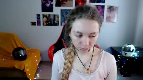 nica_kawaii online show from April 5, 2026, 7:49 am