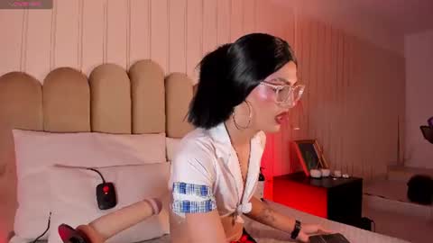 nickiwestt___ online show from June 19, 2026, 8:01 pm