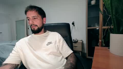 Nick maxx online show from October 31, 2025, 9:21 am