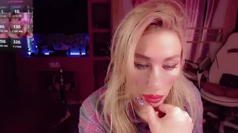 Snapshot of nicole_g0ld_ chatting on September 28, 2025, 10:15 pm Nicole online show from September 28, 2025, 10:15 pm