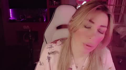 Snapshot of nicole_g0ld_ chatting on April 27, 2026, 5:38 am Nicole online show from April 27, 2026, 5:38 am