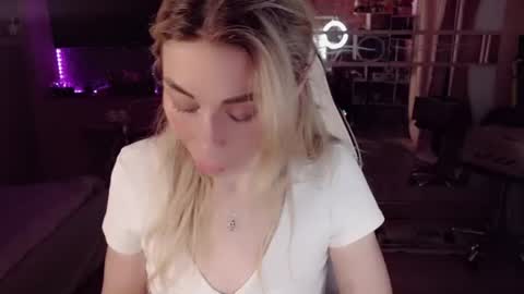 Snapshot of nicole_g0ld_ chatting on June 11, 2026, 6:33 am Nicole online show from June 11, 2026, 6:33 am