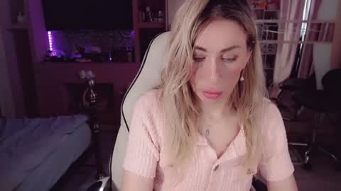 Nicole online show from June 22, 2026, 4:31 am