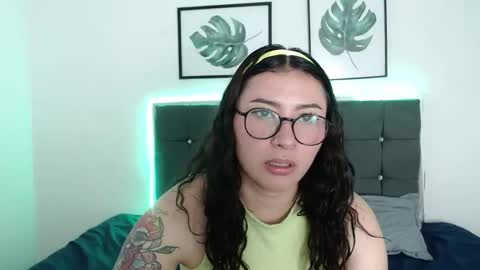 nicolee_8 online show from September 24, 2025, 2:26 am