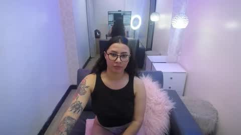 nicolee_8 online show from September 28, 2025, 2:17 am