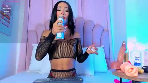 nicolemadrird online show from February 5, 2026, 7:51 pm