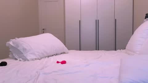 Nicole online show from November 10, 2025, 5:06 am