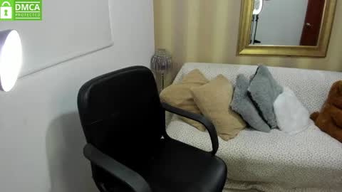 Nicolettcolin  online show from September 30, 2025, 6:24 pm