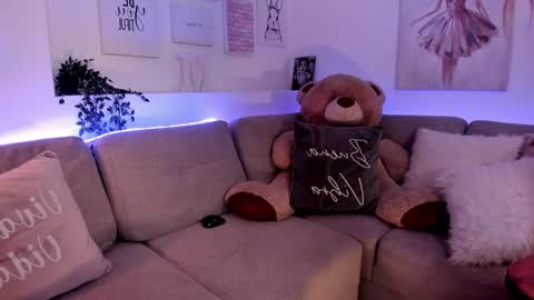 Nicolle online show from February 10, 2025, 10:51 pm