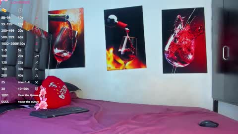 nicolle_hanks1 online show from September 26, 2025, 2:04 am