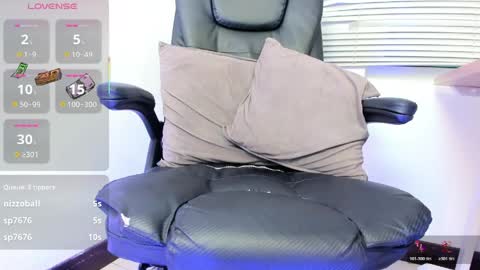 nicolle_smithh_ online show from May 7, 2026, 11:59 am