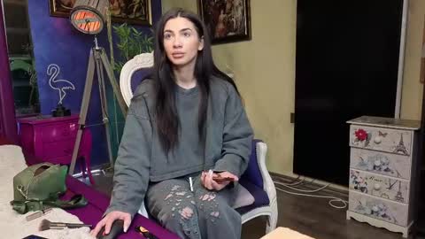 Nicolle online show from February 26, 2025, 7:42 am