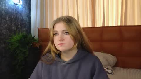 Snapshot of nightsaffron chatting on November 25, 2025, 7:30 am Azalea online show from November 25, 2025, 7:30 am