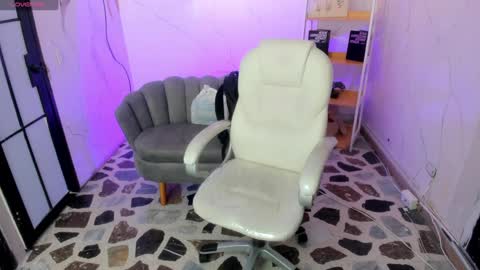 Anni online show from September 25, 2025, 1:15 pm