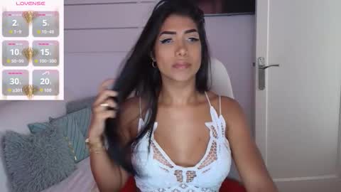 Nicolle Bustamante online show from October 16, 2025, 11:55 am