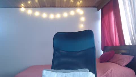 Niina Jones online show from December 15, 2024, 9:53 pm