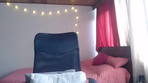 Niina Jones online show from December 18, 2024, 4:39 pm