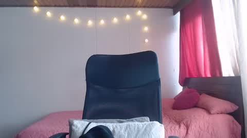 Niina Jones online show from December 18, 2024, 7:52 pm