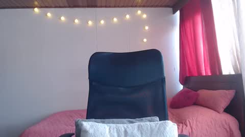 Niina Jones online show from December 21, 2024, 3:31 pm