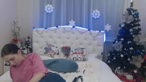 nikastarkk online show from December 10, 2024, 1:43 am