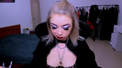 nikigoddesss online show from April 6, 2026, 4:46 am