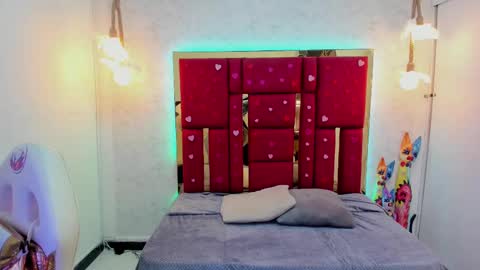 Abril online show from March 5, 2025, 8:10 pm