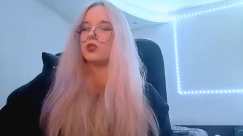 Snapshot of nikitamobbs chatting on November 10, 2025, 10:14 am Trax online show from November 10, 2025, 10:14 am