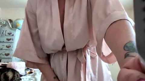 nikki32313 online show from April 21, 2026, 5:28 pm