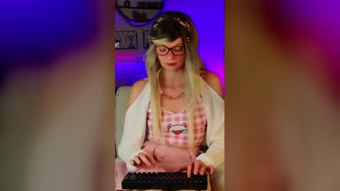 Snapshot of nikki_goldberg chatting on June 8, 2026, 7:14 pm Kitty Chatte online show from June 8, 2026, 7:14 pm