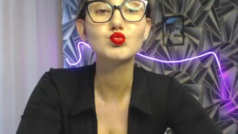 nikkikiss___ online show from May 26, 2026, 1:34 am