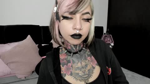 Nikki Ramone   online show from December 18, 2024, 12:29 pm