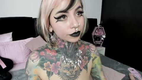 Nikki Ramone   online show from January 11, 2025, 6:01 pm