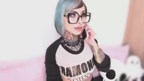 Nikki Ramone   online show from October 7, 2025, 10:07 pm