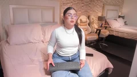 Snapshot of nikkyhearts chatting on January 15, 2026, 12:43 pm Y E S I online show from January 15, 2026, 12:43 pm