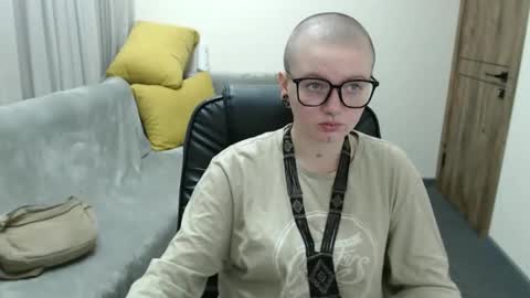 nikkysnow online show from September 10, 2025, 8:36 am
